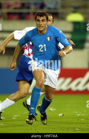 CHRISTIAN VIERI ITALY & AC MILAN FC PREFECTURAL KASHIMA STADIUM IBARAKI JAPAN 08 June 2002 Stock Photo