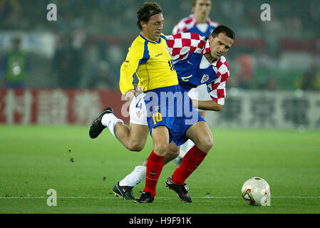 ALEX AGUINAGA & STJEPAN TOMAS ECUADOR V CROATIA INTERNATIONAL STADIUM YOKOHAMA JAPAN 13 June 2002 Stock Photo