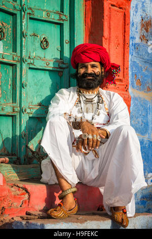 man from rajasthan dressed in traditional clothes jodhpur rajasthan h9fekc