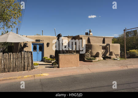 New Mexico, Santa Fe, Canyon Road art district, street scene Stock Photo