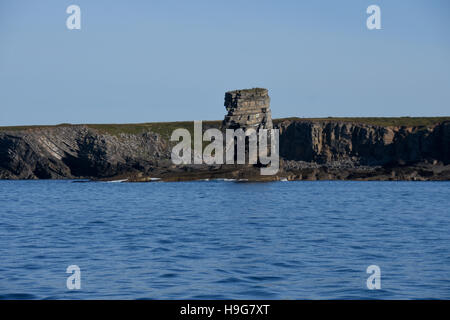 Dramatic rock formations along the coastline between Tenby and Milford Haven Stock Photo