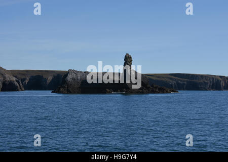 Dramatic rock formations along the coastline between Tenby and Milford Haven Stock Photo