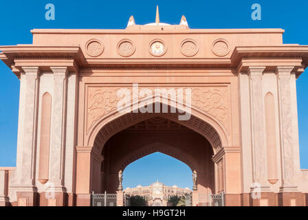Impressive archway at the driveway entrance to the Emirates Palace Hotel Stock Photo