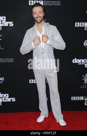 Los Angeles, CA, USA. 22nd Nov, 2016. James Hinchcliffe. ABC's ''Dancing With The Stars'' Season 23 Finale held at The Grove. Credit:  Birdie Thompson/AdMedia/ZUMA Wire/Alamy Live News Stock Photo