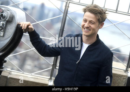 New York City. 21st Nov, 2016. Ben McKenzie visits The Empire State Building to promote 'Gotham' on November 21, 2016 in New York City. | Verwendung weltweit © dpa/Alamy Live News Stock Photo