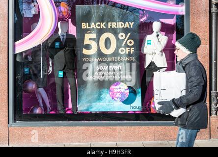 Edinburgh, Scotland, UK. 23rd Nov, 2016. Shoppers in Edinburgh prepare for the traditional Black Friday sale. However, some shops have responded to the violent scenes in previous years by spreading their sale over a full week. Credit:  Richard Dyson/Alamy Live News Stock Photo