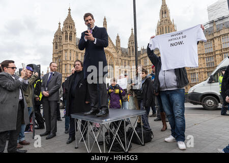 London, UK. 23rd November 2016. Hundreds of pro-Brexit supporters gather to demonstrate outside Houses of Parliament on the day of the Autumn Statement. The main focus of the protest was to demand immediate triggering of Article 50 by the Prime Minister Theresa May and to oppose the recent High Court ruling to give MPs the final decision on the matter. The protesters call on the judges, government and MPs to respect and act on the result of the EU referendum. PICTURED: John Rees-Evans, a UKIP leadership contender speaks at the rally. Wiktor Szymanowicz/Alamy Live News Stock Photo