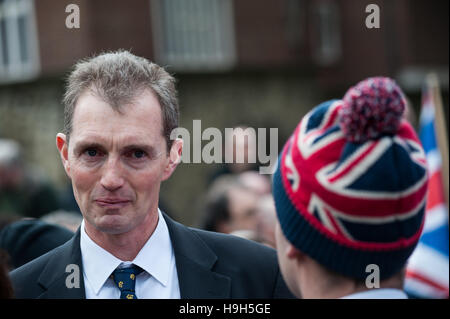 London, UK. 23rd November 2016. Hundreds of pro-Brexit supporters gather to demonstrate outside Houses of Parliament on the day of the Autumn Statement. The main focus of the protest was to demand immediate triggering of Article 50 by the Prime Minister Theresa May and to oppose the recent High Court ruling to give MPs the final decision on the matter. The protesters call on the judges, government and MPs to respect and act on the result of the EU referendum where 52% voted to leave the European Union. PICTURED: Tory MP David Davies talks with a protester. Wiktor Szymanowicz/Alamy Live News Stock Photo