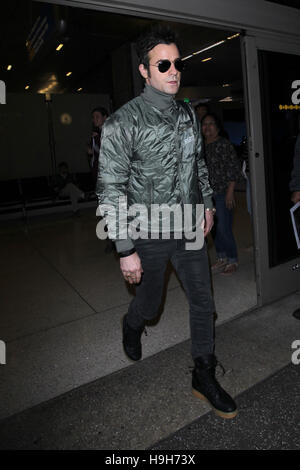 Los Angeles, Ca, USA. 23rd Nov, 2016. Justin Theroux seen at LAX Airport on November 23, 2016. Credit:  John Misa/Media Punch/Alamy Live News Stock Photo