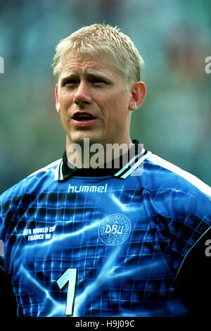 PETER SCHMEICHEL DENMARK & MANCHESTER UNITED FC 18 June 1998 Stock Photo