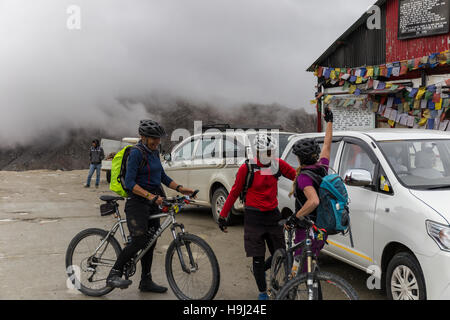 Two female cyclists are congratulated on cycling to the top of Khardungla Pass Stock Photo