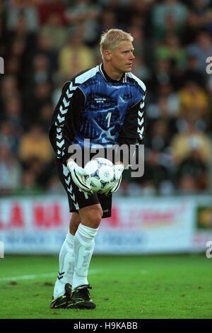 PETER SCHMEICHEL DENMARK & MANCHESTER UNITED FC 12 July 1998 Stock Photo