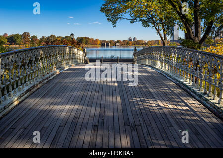 Bridge No. 27 in Central Park with view on the Jacqueline Kennedy Onassis Reservoir in Fall. Upper West Side, New York City Stock Photo