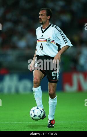 JURGEN KOHLER GERMANY & BORUSSIA DORTMUND FC 04 July 1998 Stock Photo