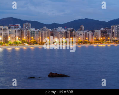 Brazil, State of Rio de Janeiro, Niteroi, Twilight view towards Icarai Beach with Skyline of Niteroi. Stock Photo