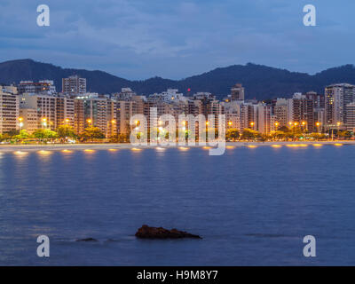 Brazil, State of Rio de Janeiro, Niteroi, Twilight view towards Icarai Beach with Skyline of Niteroi. Stock Photo