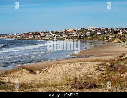 Uruguay, Rocha Department, Punta del Diablo, View over Rivero Beach towards the village. Stock Photo