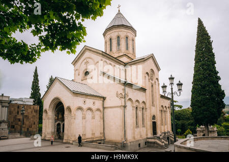 Tbilisi Georgia. The Kashveti Church Of St. George, White Georgian Orthodox Church Of Cross-Dome Style In Spring Day Under Gray Sky. Stock Photo