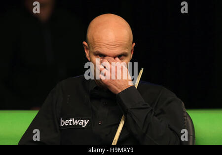 Andy Hicks in action during his first round match against Mark Selby during day three of the Betway UK Championships 2016, at the York Barbican. PRESS ASSOCIATION Photo. Picture date: Thursday November 24, 2016. See PA story Snooker York. Photo credit should read: Simon Cooper/PA Wire Stock Photo