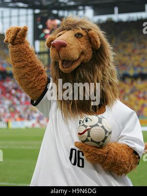 GOLEO VI & PILLE FIFA 2006 WORLD CUP MASCOT RHEINENERGIESTADION COLOGNE GERMANY 20 June 2006 Stock Photo