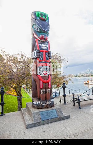 Kwakiutl Bear Pole, totem pole by Henry Hunt, erected in 1966, inner harbor Victoria, Vancouver Island, British Columbia, Canada Stock Photo