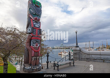 Kwakiutl Bear Pole, totem pole by Henry Hunt, erected in 1966, inner harbor Victoria, Vancouver Island, British Columbia, Canada Stock Photo