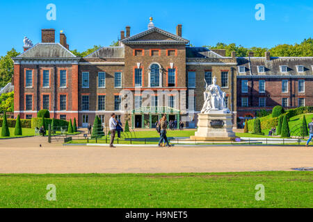 Queen Victoria statue and Kensington Palace in London Stock Photo