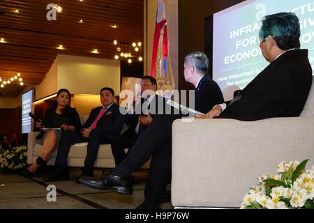 Discussin of potentials of local and foriegn investments and maximizing value for money on PPP projects. Left - Right Regina Lay, Bloomberg TV Philippines Abdulgani Macatoman, Co-Chairman of Foreign Chamber Council of the Philippines Hon. Diwa C. Guinigundo, Deputy Governor for the Monetary Stability Sector, Bangko Sentral ng Pilipinas, Hon. Ferdinand Pecson Francis Chua President Emeritus, Chamber of Commerce of the Philippines The Global Investment Forum held in the Philippines is held to attract foreign investors mostly from neighboring countries with Philippine government doing steps push Stock Photo