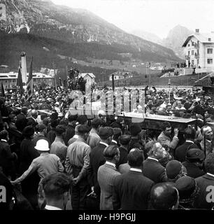 Cortina d'Apezzo Italy 1921 Mass funeral Italian soldiers bodies recovered from Alpine graves after the great war Stock Photo