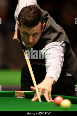 Peter Lines in action during his first round match against Neil Robertson during day three of the Betway UK Championships 2016, at the York Barbican. PRESS ASSOCIATION Photo. Picture date: Thursday November 24, 2016. See PA story SNOOKER York. Photo credit should read: Simon Cooper/PA Wire Stock Photo