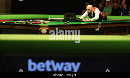 Joe Perry in action during his first round match against Jamie Curtis-Barr during day three of the Betway UK Championships 2016, at the York Barbican. Stock Photo