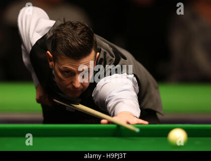 Peter Lines in action during his first round match against Neil Robertson during day three of the Betway UK Championships 2016, at the York Barbican. Stock Photo