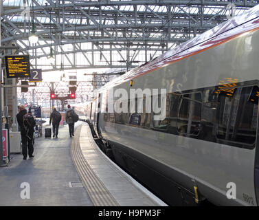 Glasgow Central Station - Passengers boarding Euston West Coast Main Line Train Stock Photo