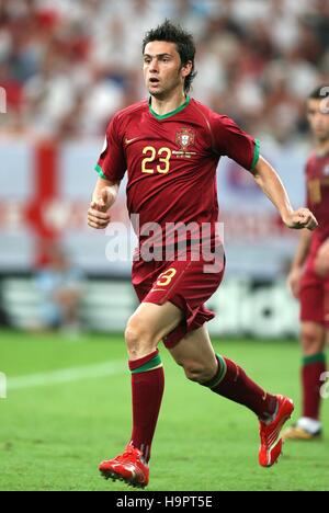 HELDER POSTIGA PORTUGAL & SAINT ETIENNE WORLD CUP AUFSCHALKE ARENA GELSENKIRCHEN GERMANY 01 July 2006 Stock Photo