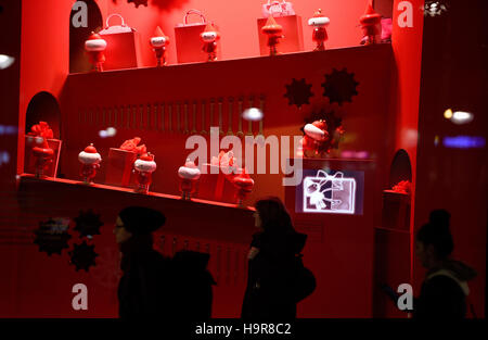 Berlin, Germany. 22nd Nov, 2016. Pedestrians outside the festively decorated shop window of the Kaufhaus des Westens (KDW) department store in Berlin, Germany, 22 November 2016. Photo: Rainer Jensen/dpa/Alamy Live News Stock Photo