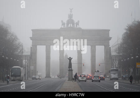 Berlin, Germany. 25th Nov, 2016. Germany Weather: The Brandenburg Gate veiled in fog in Berlin, Germany, 25 November 2016. Photo: Rainer Jensen/dpa/Alamy Live News Stock Photo
