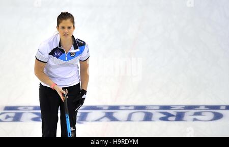 Scotland, UK. 25th Nov, 2016. Vicki Adams (Scotland). Womens semi finals. Le Gruyère AOP European Curling Championships 2016. Intu Braehead Arena. Glasgow. Renfrewshire. Scotland. UK. 25/11/2016. Credit:  Sport In Pictures/Alamy Live News Stock Photo