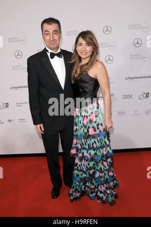 Berlin, Germany. 25th Nov, 2016. Cem Oezdemir and his wife Pia Castro arrive at the Federal Press Ball in the Hotel Adlon in Berlin, Germany, 25 November 2016. Photo: Jörg Carstensen/dpa/Alamy Live News Stock Photo