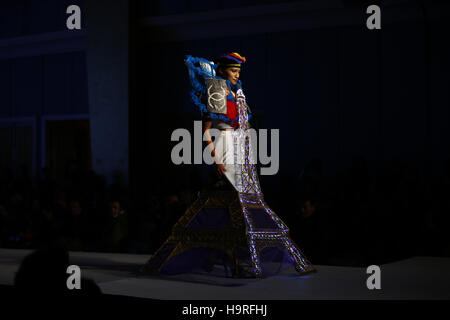 Kathmandu, Nepal. 25th Nov, 2016. A Nepalese model catwalk on the runway presenting a designers creation during the Incantevole Creazione, a graduation fashion show of Namuna College held in Kathmandu, Nepal on Friday, November 25, 2016. Credit:  Skanda Gautam/ZUMA Wire/Alamy Live News Stock Photo