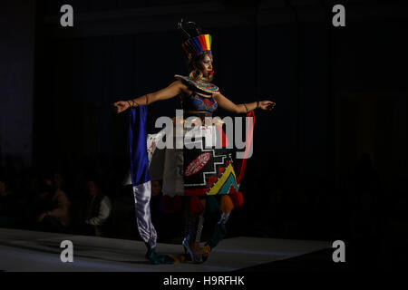 Kathmandu, Nepal. 25th Nov, 2016. A Nepalese model catwalk on the runway presenting a designers creation during the Incantevole Creazione, a graduation fashion show of Namuna College held in Kathmandu, Nepal on Friday, November 25, 2016. Credit:  Skanda Gautam/ZUMA Wire/Alamy Live News Stock Photo