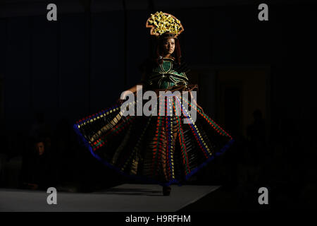 Kathmandu, Nepal. 25th Nov, 2016. A Nepalese model catwalk on the runway presenting a designers creation during the Incantevole Creazione, a graduation fashion show of Namuna College held in Kathmandu, Nepal on Friday, November 25, 2016. Credit:  Skanda Gautam/ZUMA Wire/Alamy Live News Stock Photo