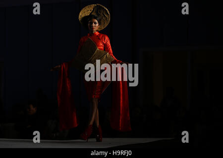 Kathmandu, Nepal. 25th Nov, 2016. A Nepalese model catwalk on the runway presenting a designers creation during the Incantevole Creazione, a graduation fashion show of Namuna College held in Kathmandu, Nepal on Friday, November 25, 2016. Credit:  Skanda Gautam/ZUMA Wire/Alamy Live News Stock Photo