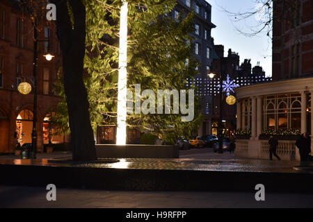 Mayfair, London, UK. 25th November 2016. Artist Antony Gormley, illuminated Christmas Tree Connaught Hotel in Mayfair Stock Photo