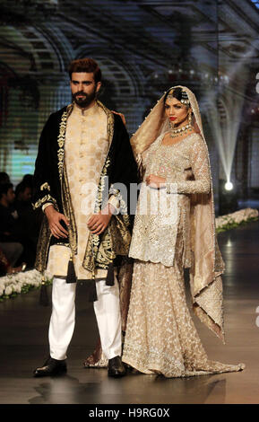 Lahore, Pakistan. 26th November, 2016. Models present creations by designer Zonia Anwaar on the first day of the 13th Edition of Bridal Couture Week in eastern Pakistan's Lahore, on Nov. 25, 2016. The three-day event organized by Fashion Pakistan Council is to showcase the latest collections of bridal wear. (Xinhua/Jamil Ahmed) Credit:  Xinhua/Alamy Live News Stock Photo