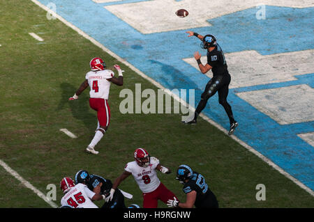 Chapel Hill, North Carolina, US. 25th Nov, 2016. Nov. 25, 2016 - Chapel Hill, N.C., USA - North Carolina Tar Heels quarterback Mitch Trubisky (10) throws from his end zone during the second half of an NCAA football game between the North Carolina Tar Heels and the N.C. State Wolfpack at Kenan Memorial Stadium in Chapel Hill, N.C. N.C. State won the game 28-21. © Timothy L. Hale/ZUMA Wire/Alamy Live News Stock Photo