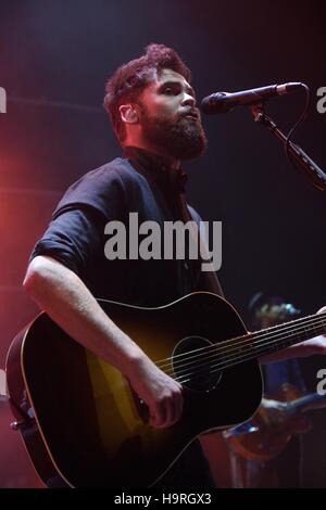 London, UK. 25th November, 2016. Passenger plays Hammersmith Apollo on 25/11/2016 at Hammersmith Apollo. Pictured: Mike Rosenberg. Picture by Credit:  Julie Edwards/Alamy Live News Stock Photo