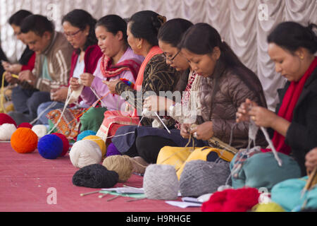 Kathmandu, Nepal. 25th Nov, 2016. Women knit woolen rope during the 14th handicraft trade fair and 12th craft competition in Kathmandu, capital of Nepal, Nov. 25, 2016. The five-day fair was opened on Friday. © Pratap Thapa/Xinhua/Alamy Live News Stock Photo