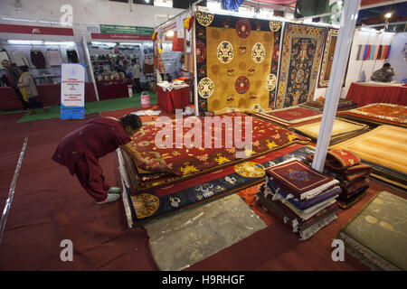 Kathmandu, Nepal. 25th Nov, 2016. A woman selects carpet during the 14th handicraft trade fair and 12th craft competition in Kathmandu, capital of Nepal, Nov. 25, 2016. The five-day fair was opened on Friday. © Pratap Thapa/Xinhua/Alamy Live News Stock Photo