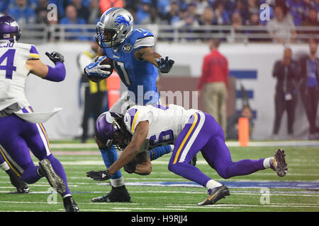 DETROIT, MI - NOVEMBER 26: Detroit Lions RB Adrian Peterson (28