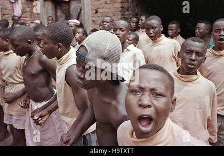 6th May 1995 Hutu child prisoners singing and dancing inside Gikondo Prison in Kigali, Rwanda. Stock Photo